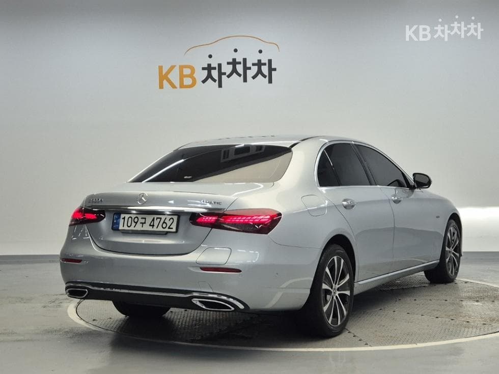 Mercedes-Benz - E-Class | E300 4MATIC Exclusive 3