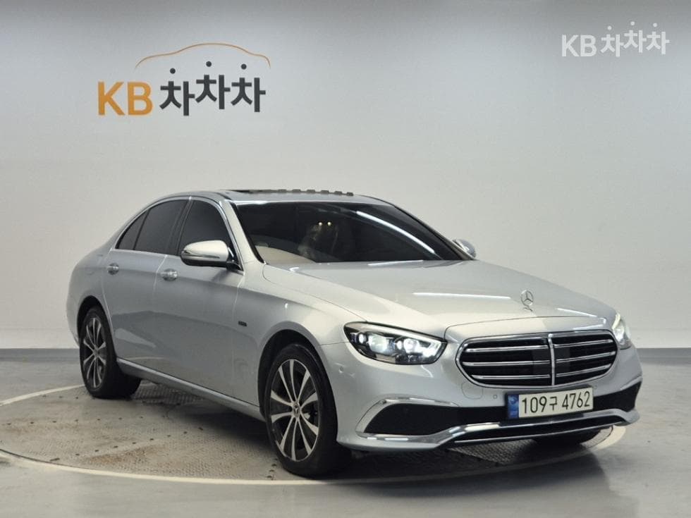 Mercedes-Benz - E-Class | E300 4MATIC Exclusive 4