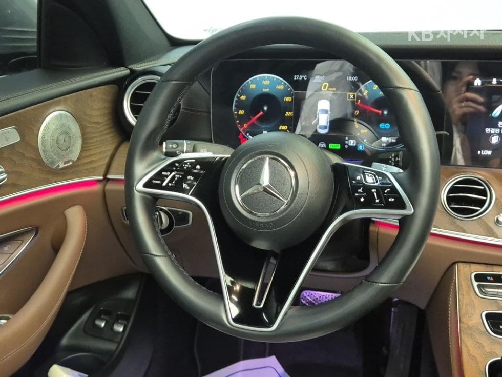 Mercedes-Benz - E-Class | E300 4MATIC Exclusive 9
