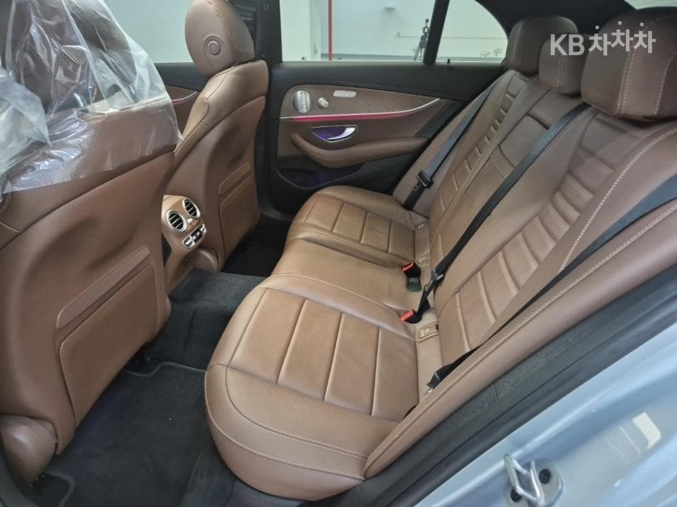 Mercedes-Benz - E-Class | E300 4MATIC Exclusive 12