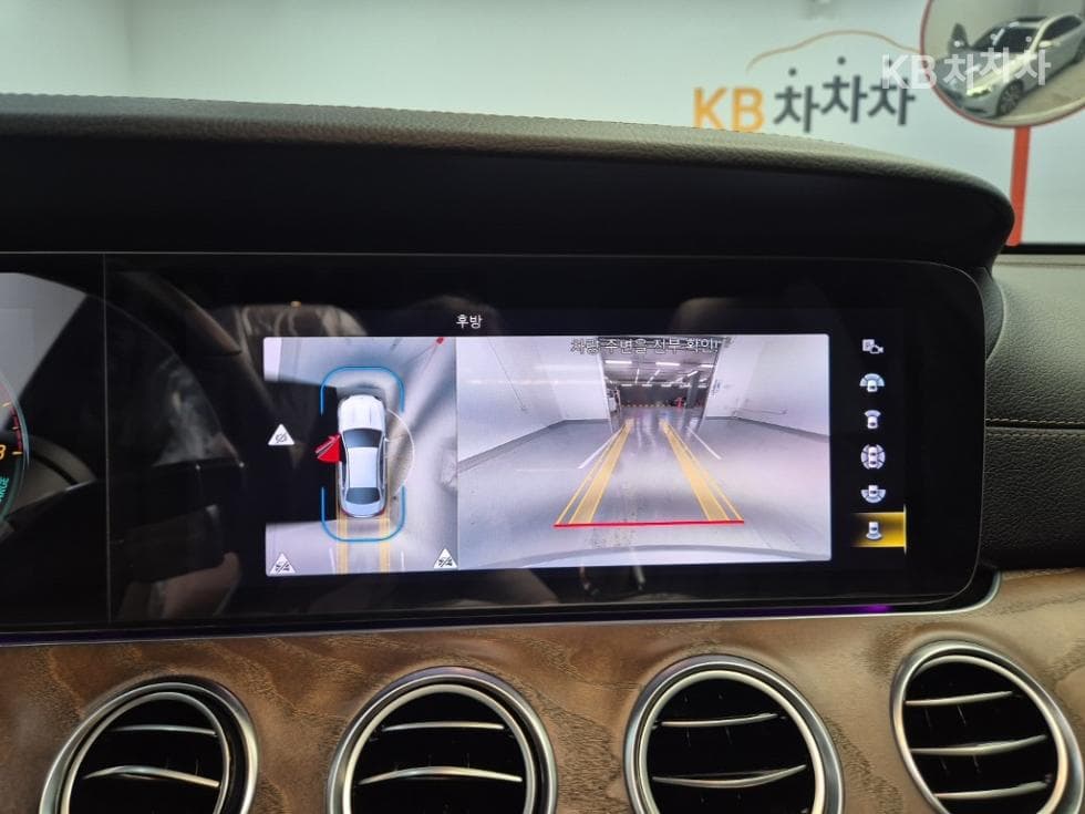 Mercedes-Benz - E-Class | E300 4MATIC Exclusive 15