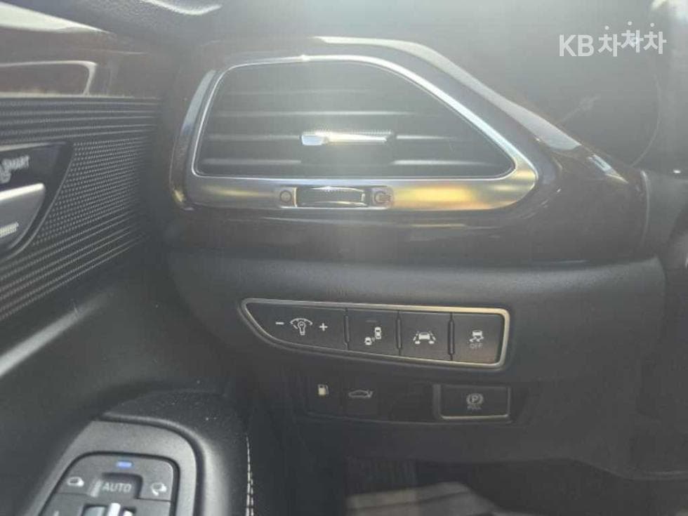 Genesis - EQ900 | 3.8 GDI AWD Prestige 7