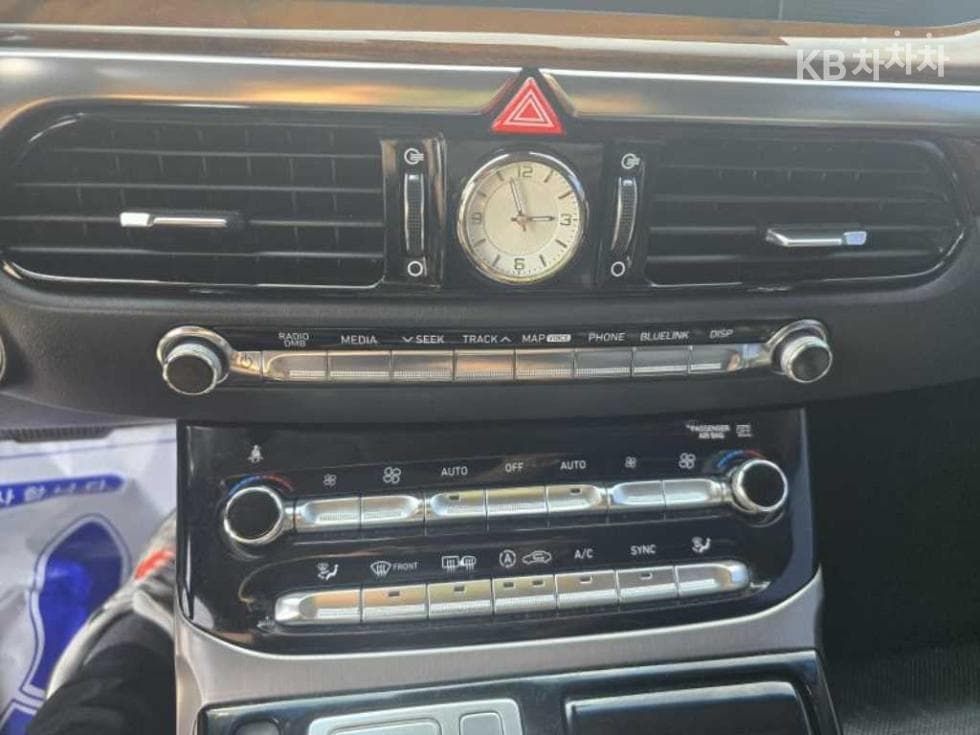 Genesis - EQ900 | 3.8 GDI AWD Prestige 9