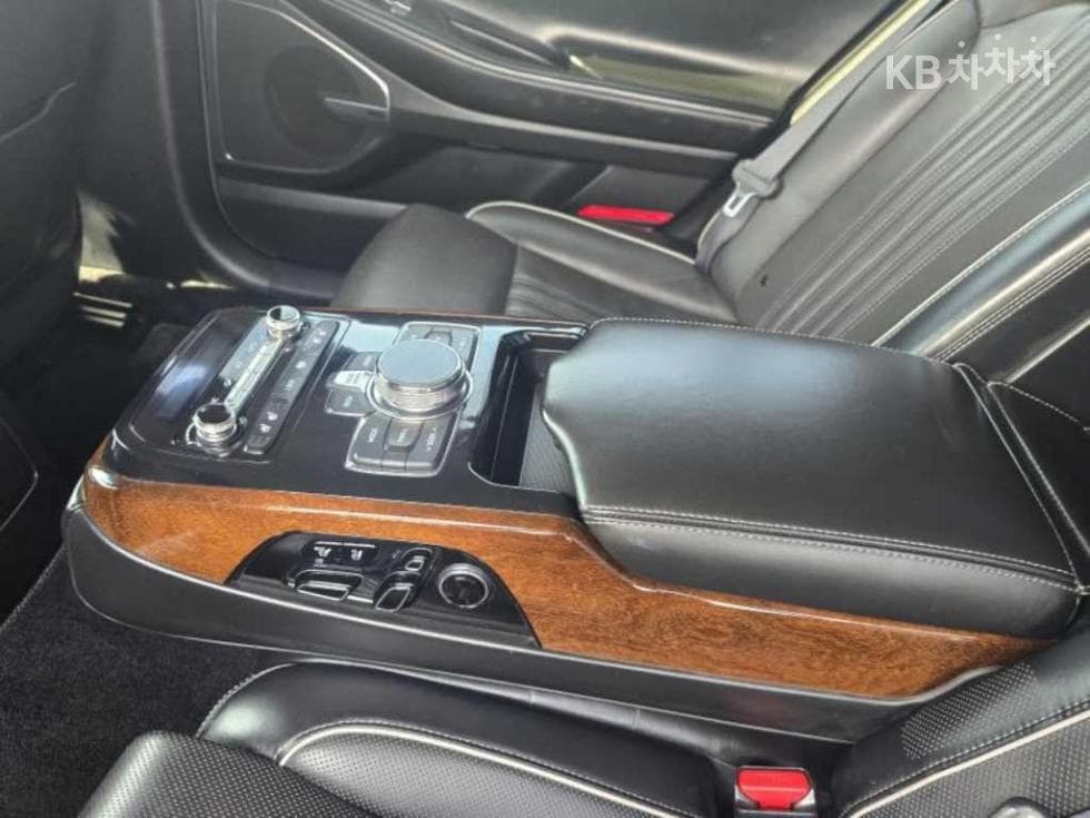 Genesis - EQ900 | 3.8 GDI AWD Prestige 17