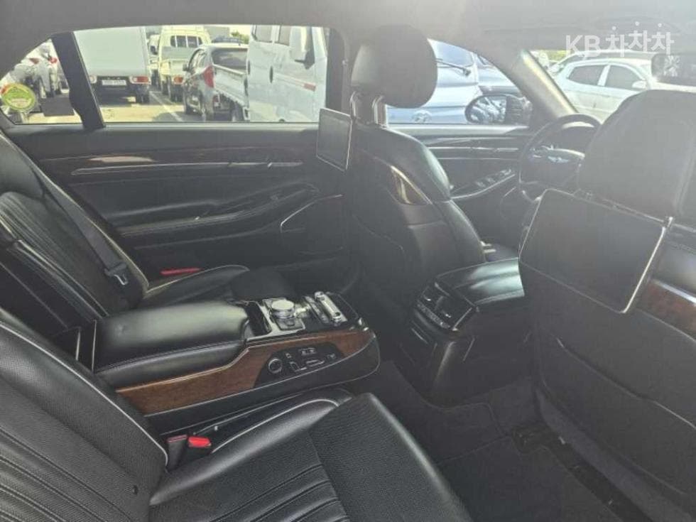 Genesis - EQ900 | 3.8 GDI AWD Prestige 18