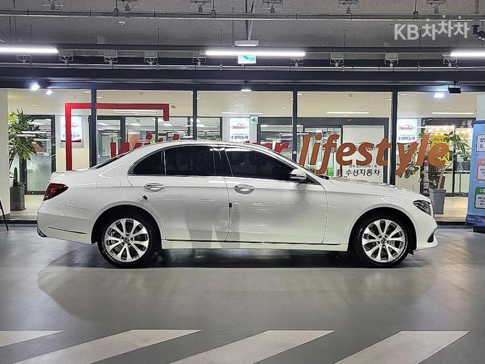Mercedes-Benz - E-Class | E220 4MATIC Exclusive 3