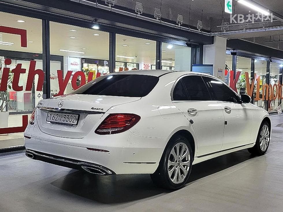 Mercedes-Benz - E-Class | E220 4MATIC Exclusive 4