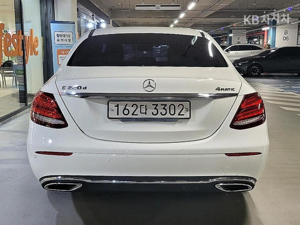 Mercedes-Benz - E-Class | E220 4MATIC Exclusive 5