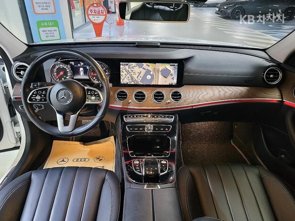 Mercedes-Benz - E-Class | E220 4MATIC Exclusive 6