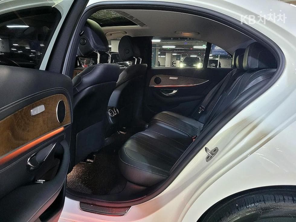 Mercedes-Benz - E-Class | E220 4MATIC Exclusive 8
