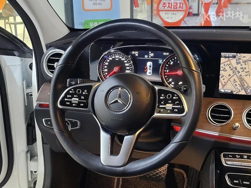 Mercedes-Benz - E-Class | E220 4MATIC Exclusive 9