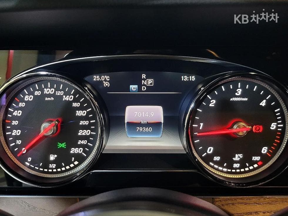 Mercedes-Benz - E-Class | E220 4MATIC Exclusive 10