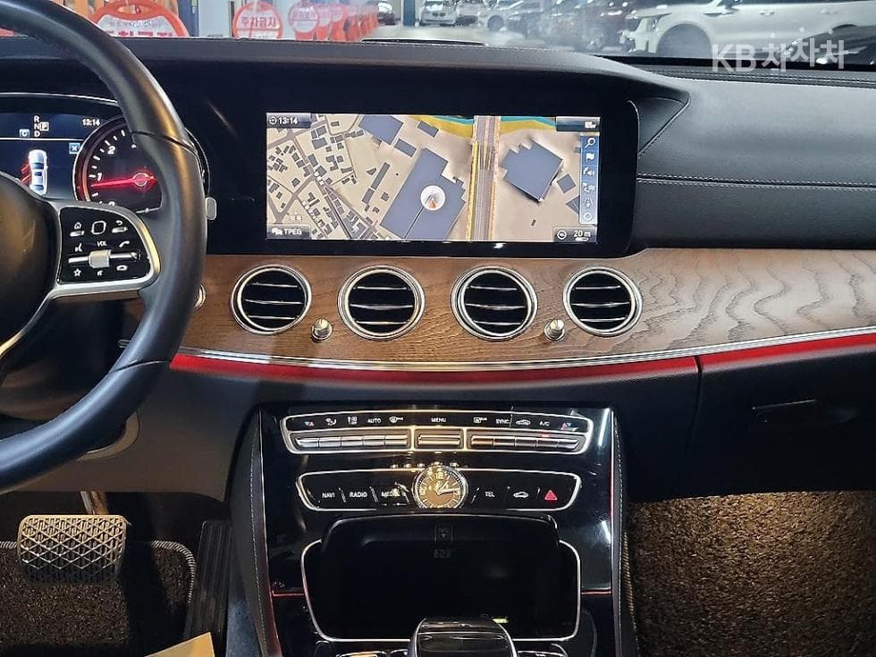 Mercedes-Benz - E-Class | E220 4MATIC Exclusive 11