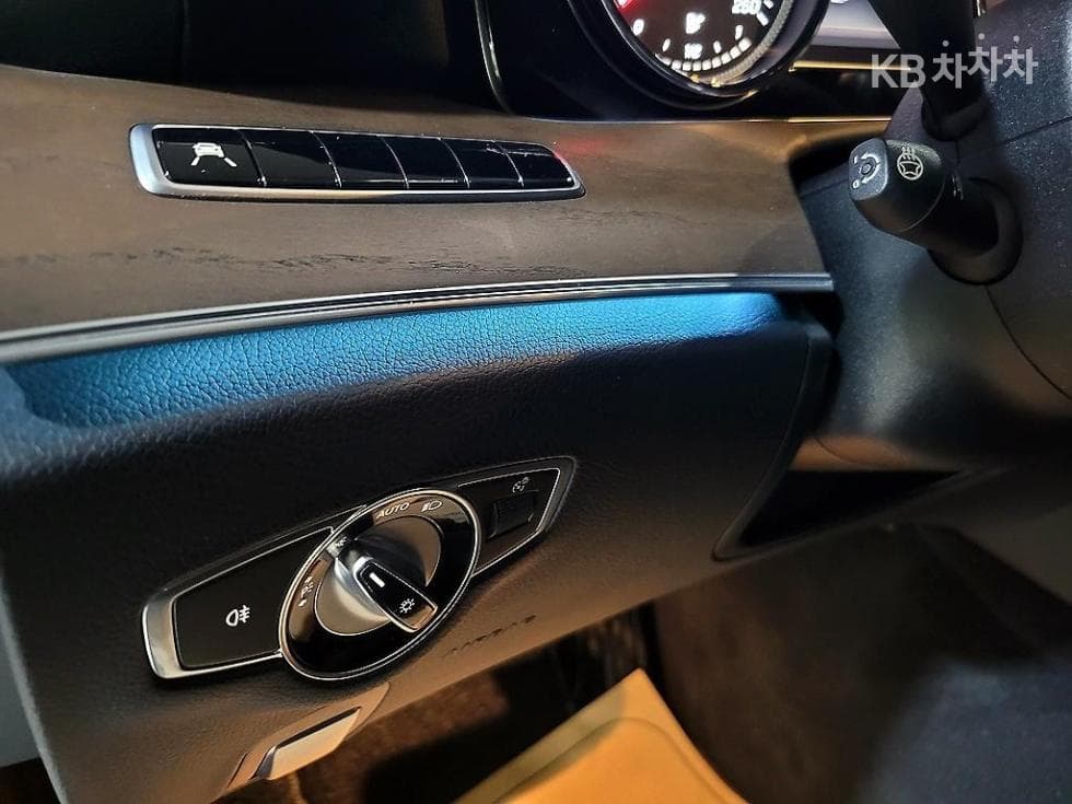 Mercedes-Benz - E-Class | E220 4MATIC Exclusive 14