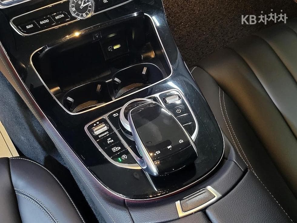 Mercedes-Benz - E-Class | E220 4MATIC Exclusive 17