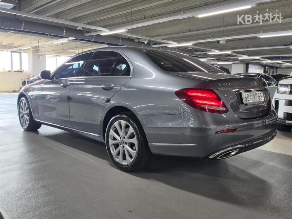 Mercedes-Benz - E-Class | E300 4Matic Exclusive 3