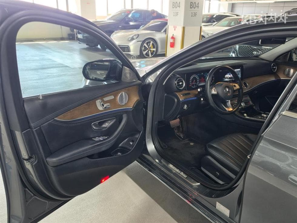 Mercedes-Benz - E-Class | E300 4Matic Exclusive 7