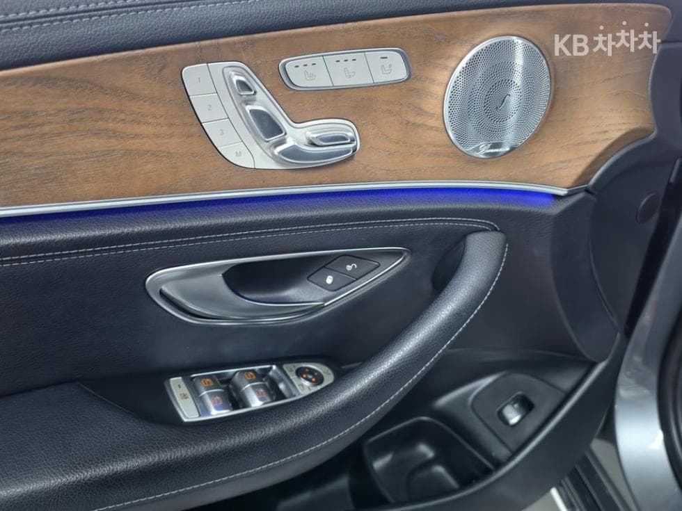 Mercedes-Benz - E-Class | E300 4Matic Exclusive 8