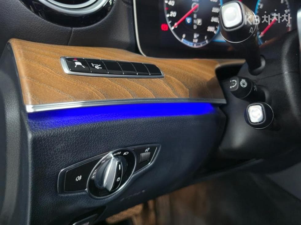 Mercedes-Benz - E-Class | E300 4Matic Exclusive 9