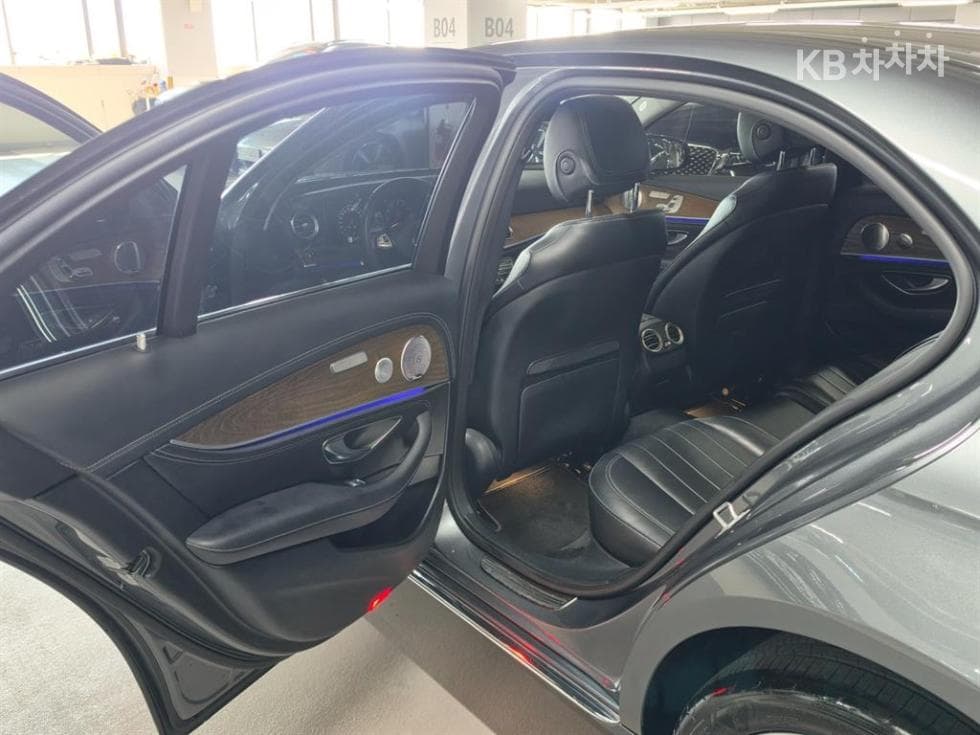 Mercedes-Benz - E-Class | E300 4Matic Exclusive 17