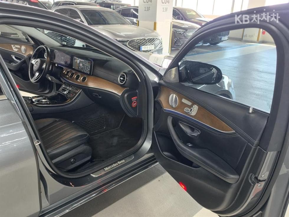 Mercedes-Benz - E-Class | E300 4Matic Exclusive 18