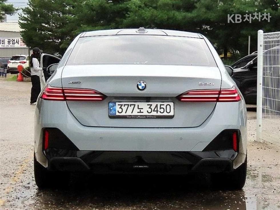 BMW - 5-Series | New 530 xDrive M Sport 4