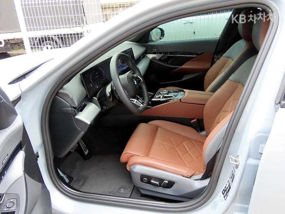 BMW - 5-Series | New 530 xDrive M Sport 5