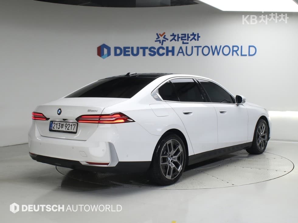 BMW - 5-Series | New 520 Base 2