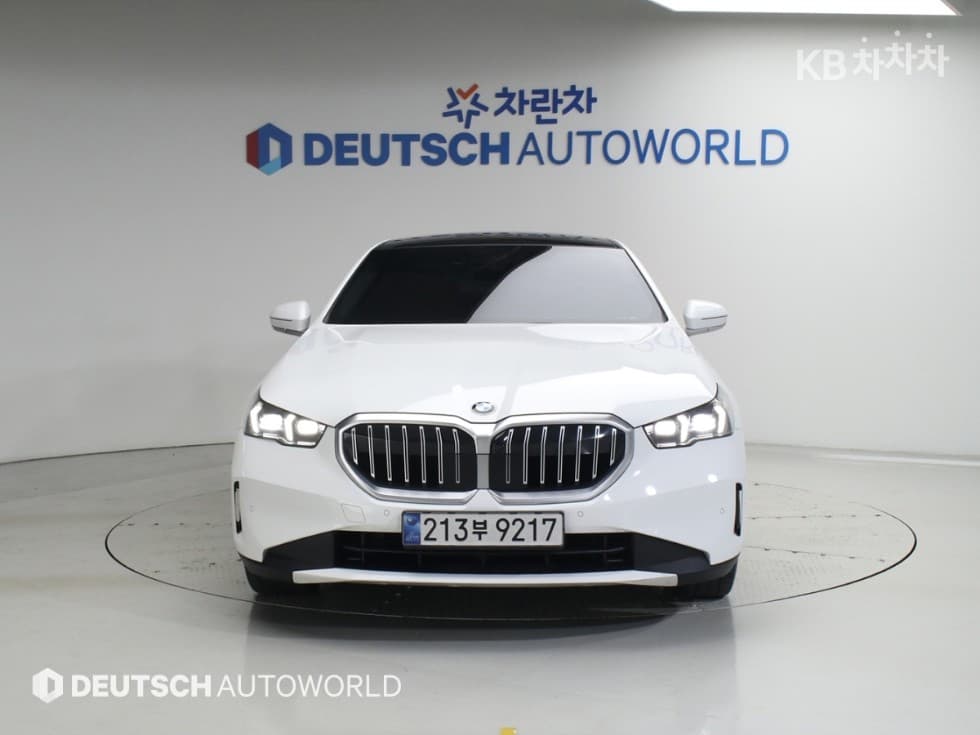 BMW - 5-Series | New 520 Base 3