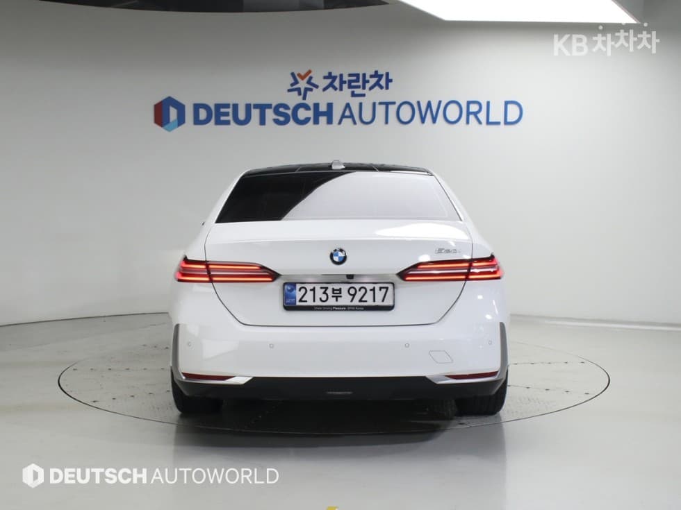 BMW - 5-Series | New 520 Base 4
