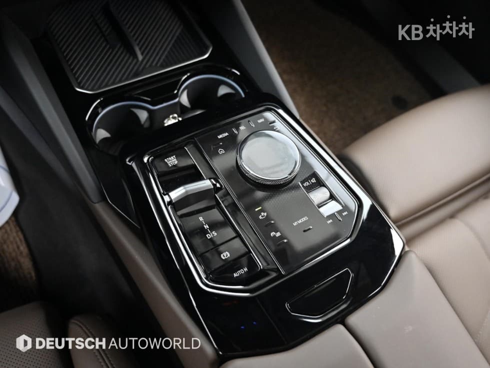 BMW - 5-Series | New 520 Base 9
