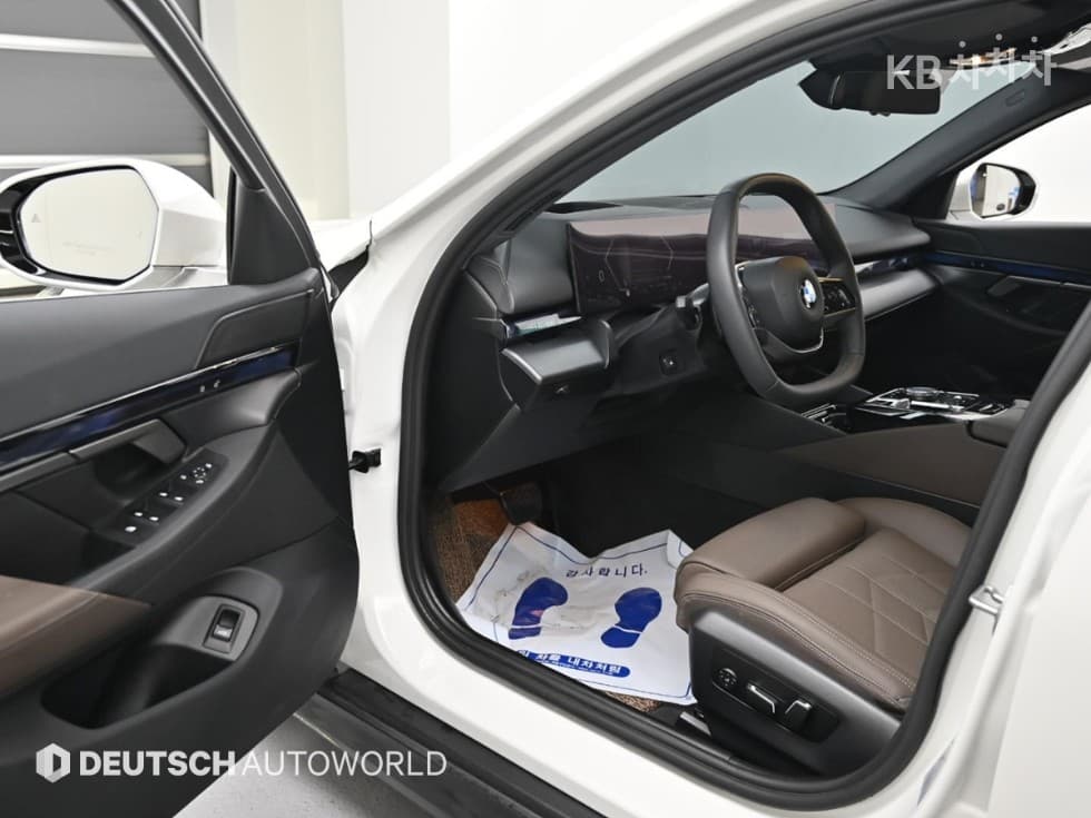BMW - 5-Series | New 520 Base 11