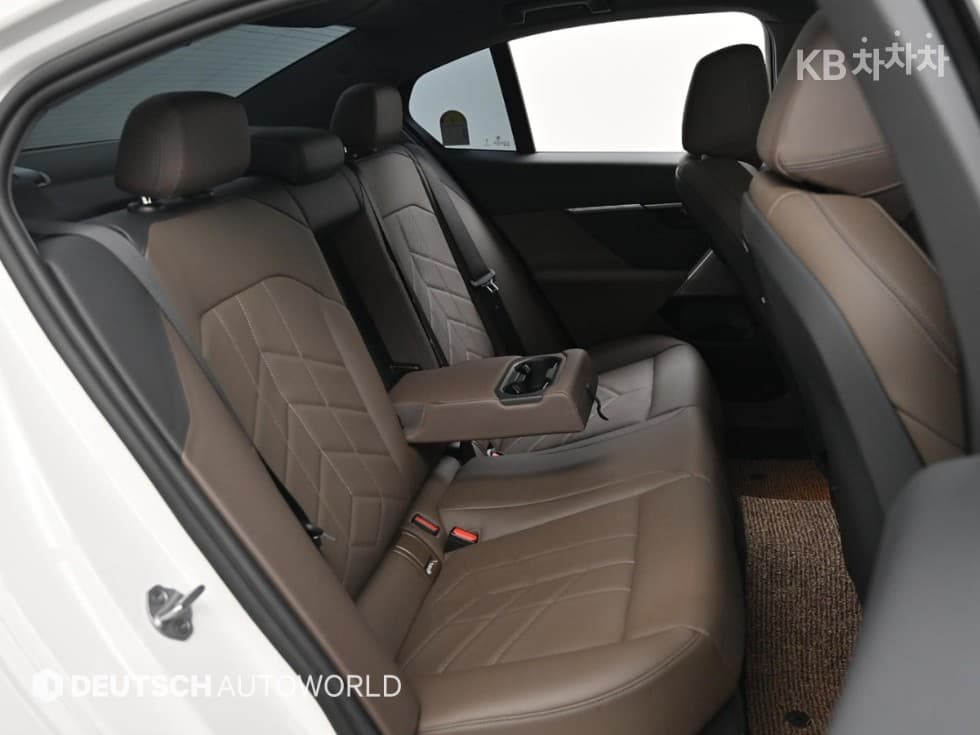 BMW - 5-Series | New 520 Base 12