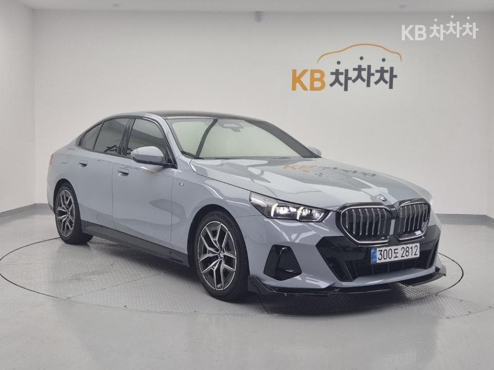 BMW - 5-Series | New 523 xDrive M Sport 2