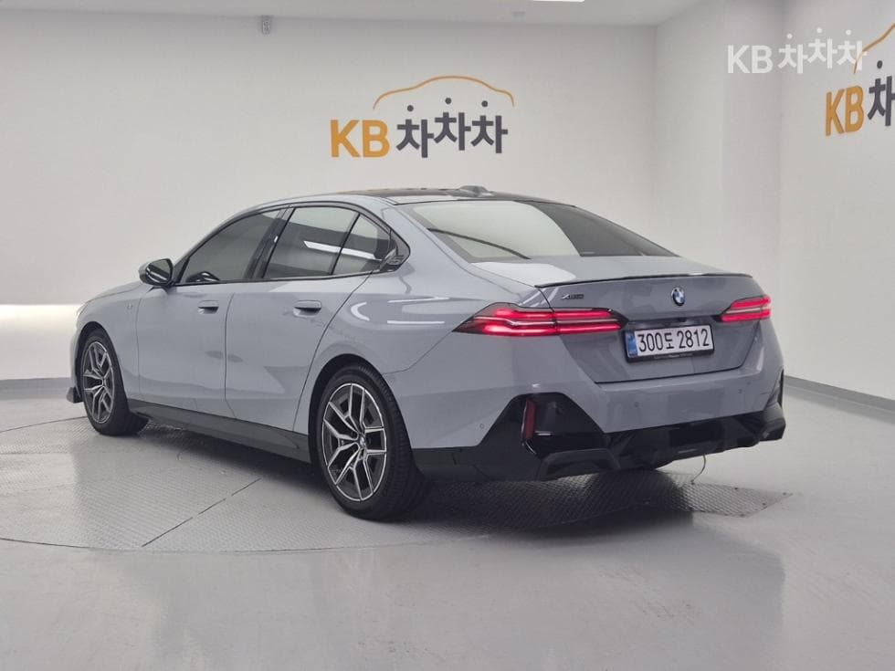 BMW - 5-Series | New 523 xDrive M Sport 3