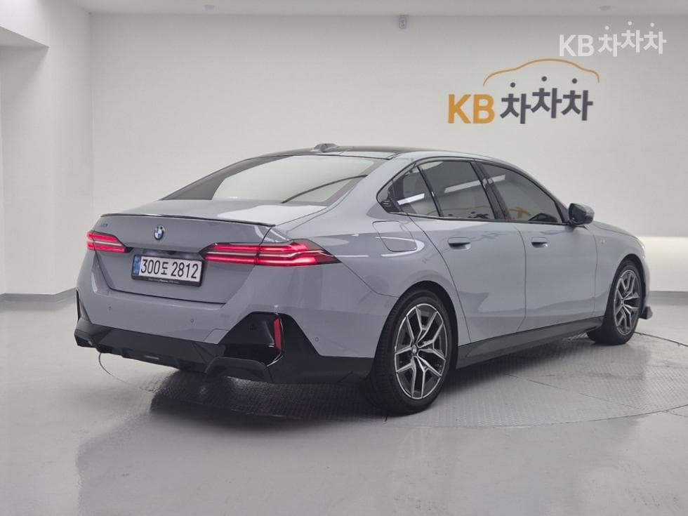 BMW - 5-Series | New 523 xDrive M Sport 4