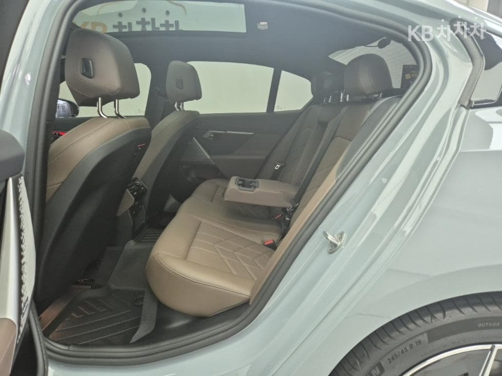 BMW - 5-Series | New 523 xDrive M Sport 12
