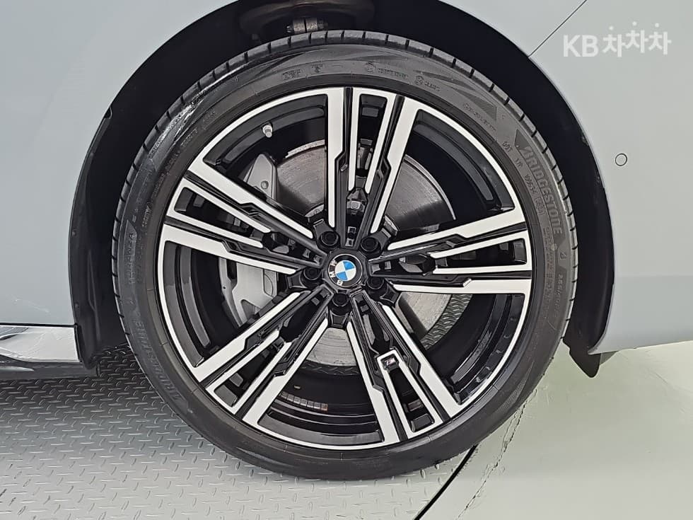 BMW - 7-Series | 750 xDrive M Sport Package 30