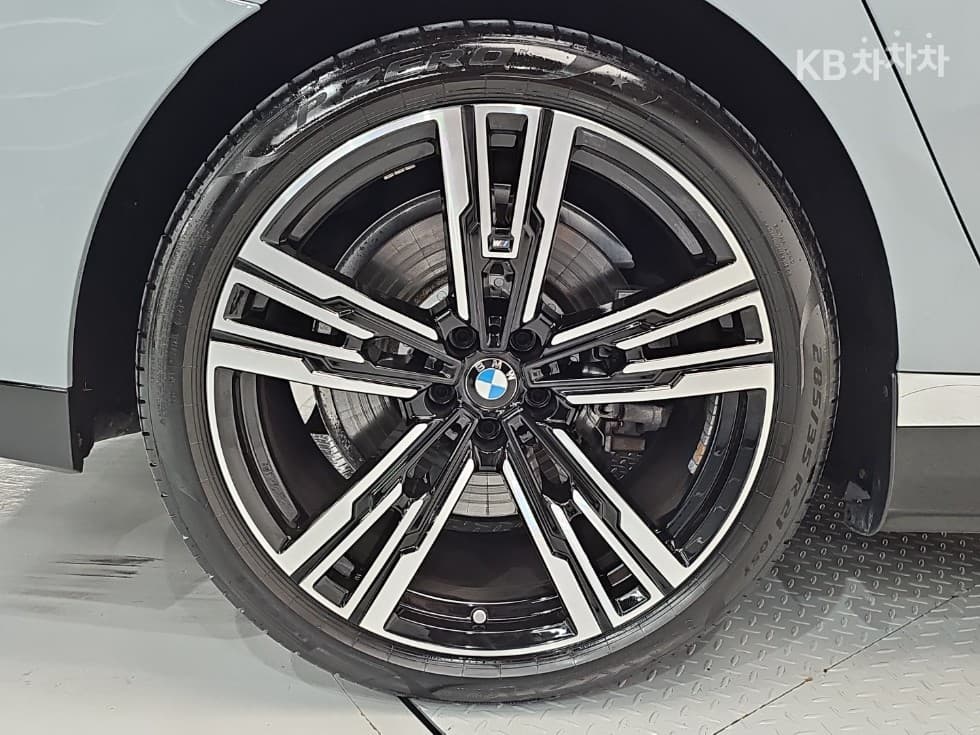 BMW - 7-Series | 750 xDrive M Sport Package 31