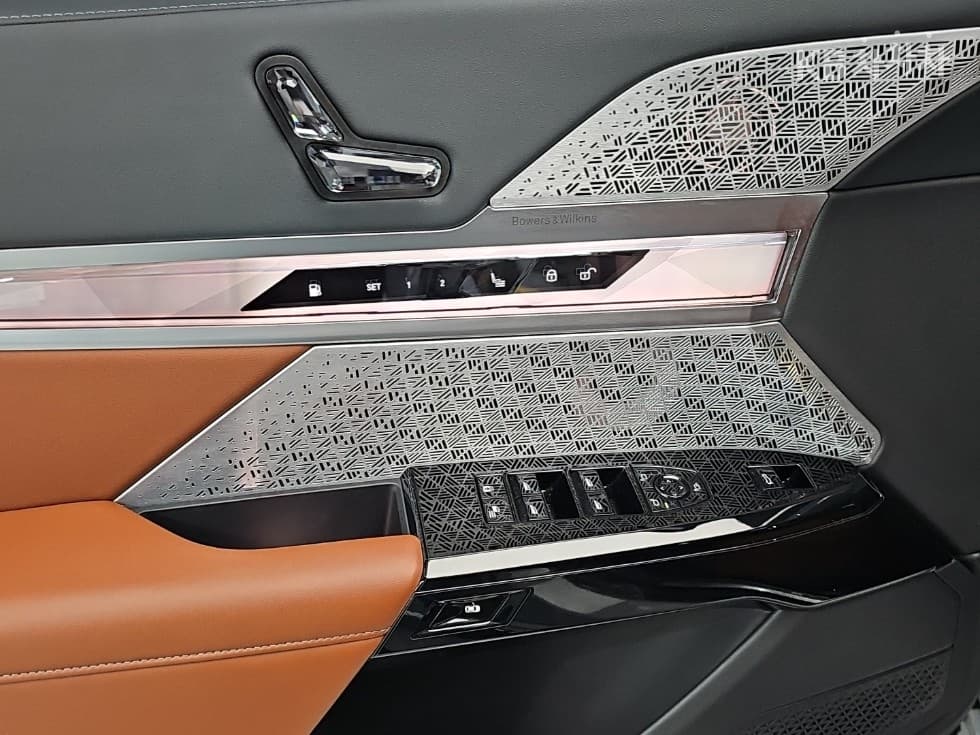 BMW - 7-Series | 750 xDrive M Sport Package 8