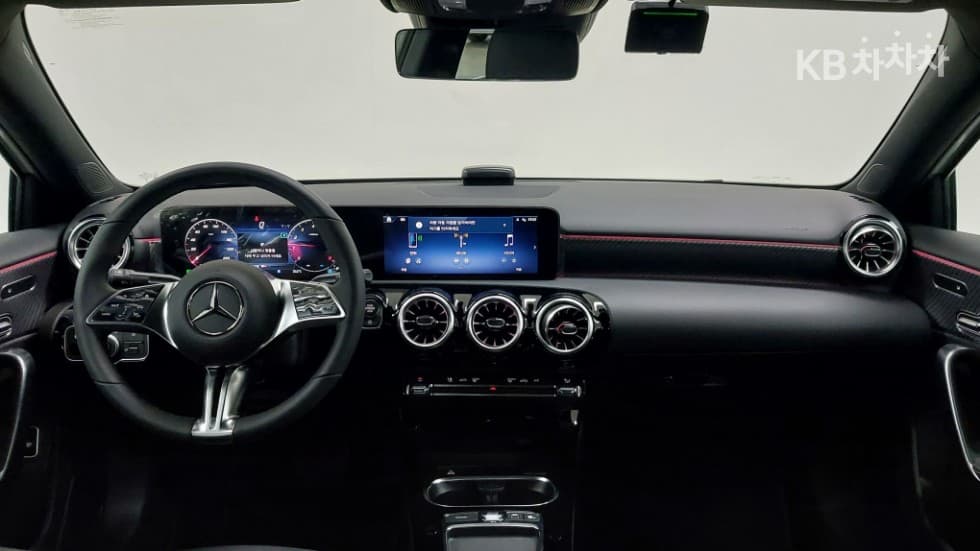 Mercedes-Benz - A-Class | A220 Sedan - 11