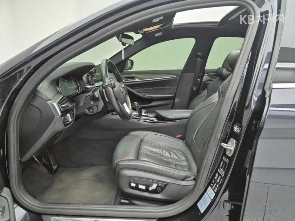 BMW - 5-Series | All New 520 xDrive M Sport Package 11