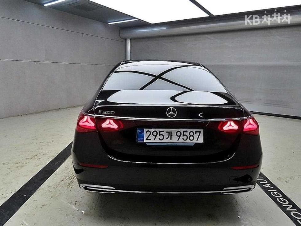 Mercedes-Benz - E-Class | E200 Avantgarde 3