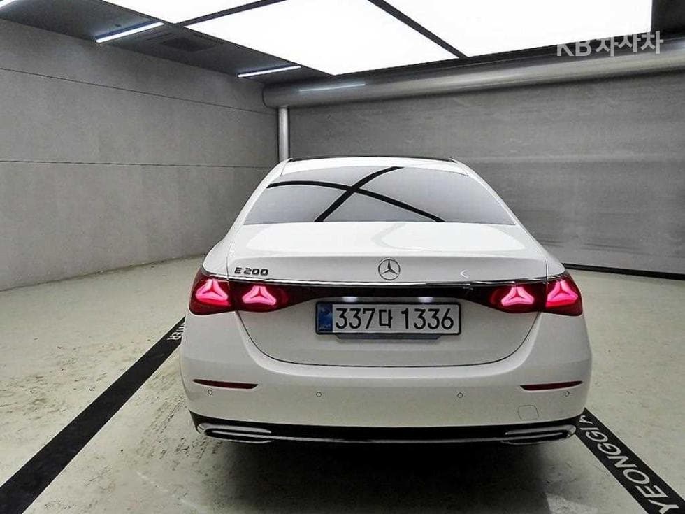 Mercedes-Benz - E-Class | E200 Avantgarde 3
