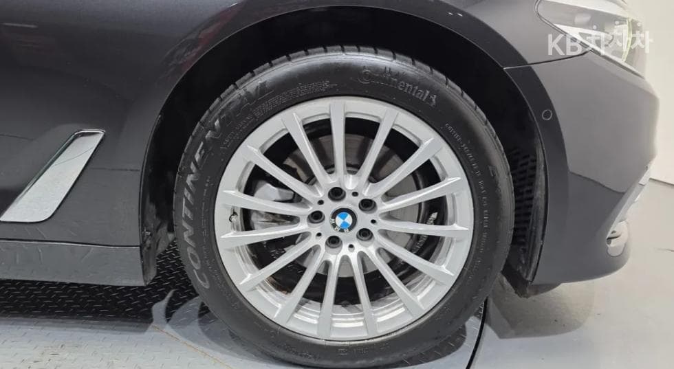 BMW - 5-Series | All New 520 Luxury 5