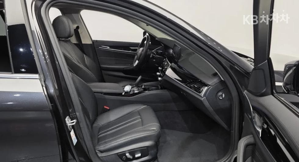 BMW - 5-Series | All New 520 Luxury 9