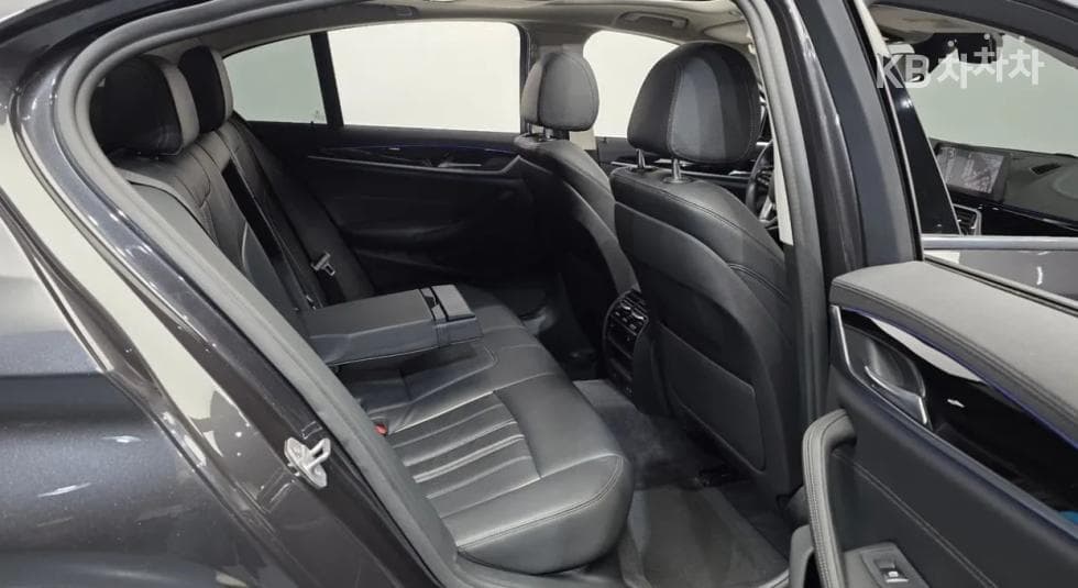 BMW - 5-Series | All New 520 Luxury 10