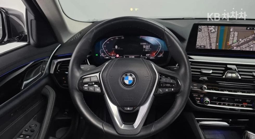 BMW - 5-Series | All New 520 Luxury 11