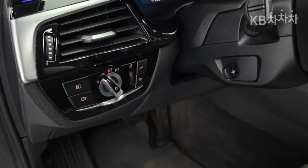 BMW - 5-Series | All New 520 Luxury 16
