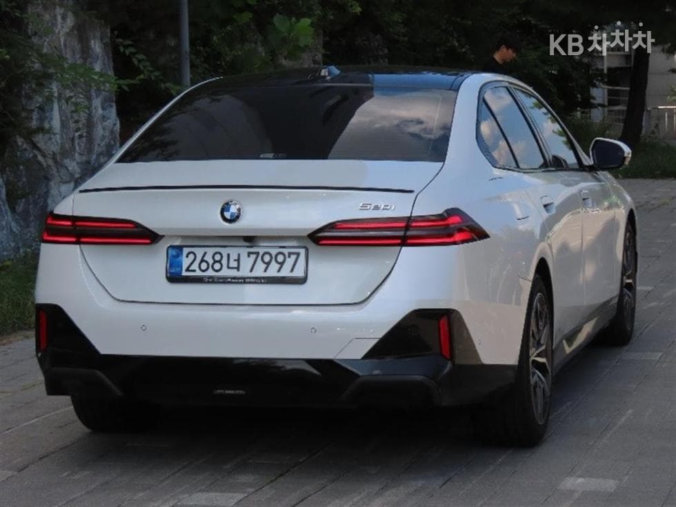 BMW - 5-Series | New 520 M Sport 3